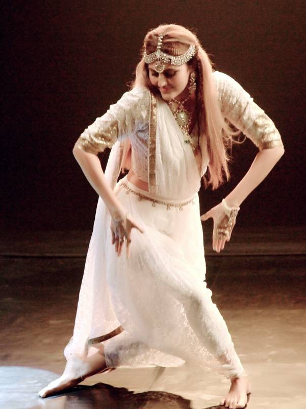 Barkha Sharma performing in the video of Rahul Sharma's latest single Yug O' Vision