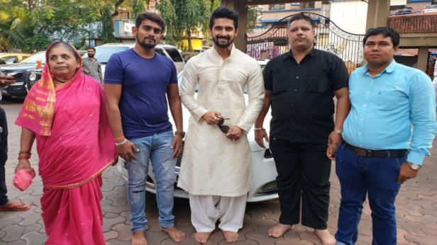 Ravi Dubey visited Lalbaugcha Raja with his Staff