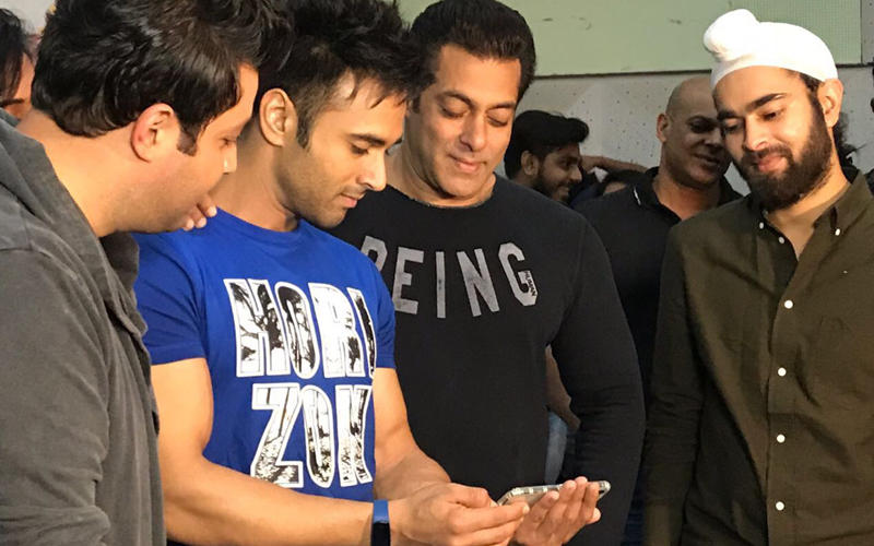 Salman Khan with team Fukrey Returns