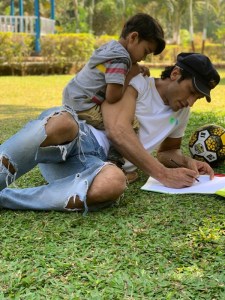 Vidyut Jammwal uses his doodling skills to doodle his Junglee co-star Bhola