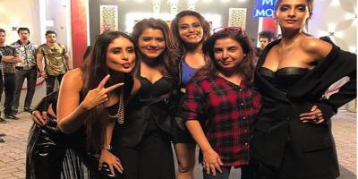 Farah Khan with Kareena Kapoor Khan, Shikha Talsania, Swara Bhaskar and Sonam Kapoor shooting promotional song for Veere Di Wedding