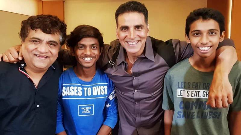 Akshay Kumar with Swananad Kirkire and Chumbak movie cast