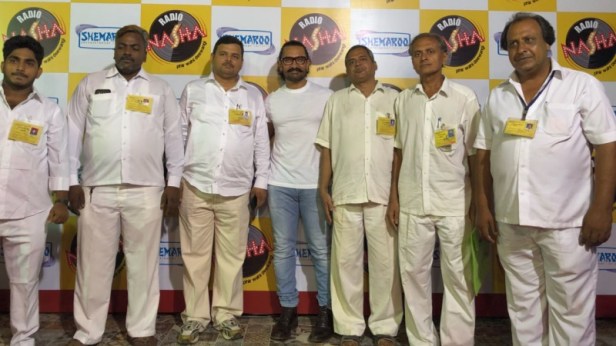 Aamir Khan greets taxi drivers