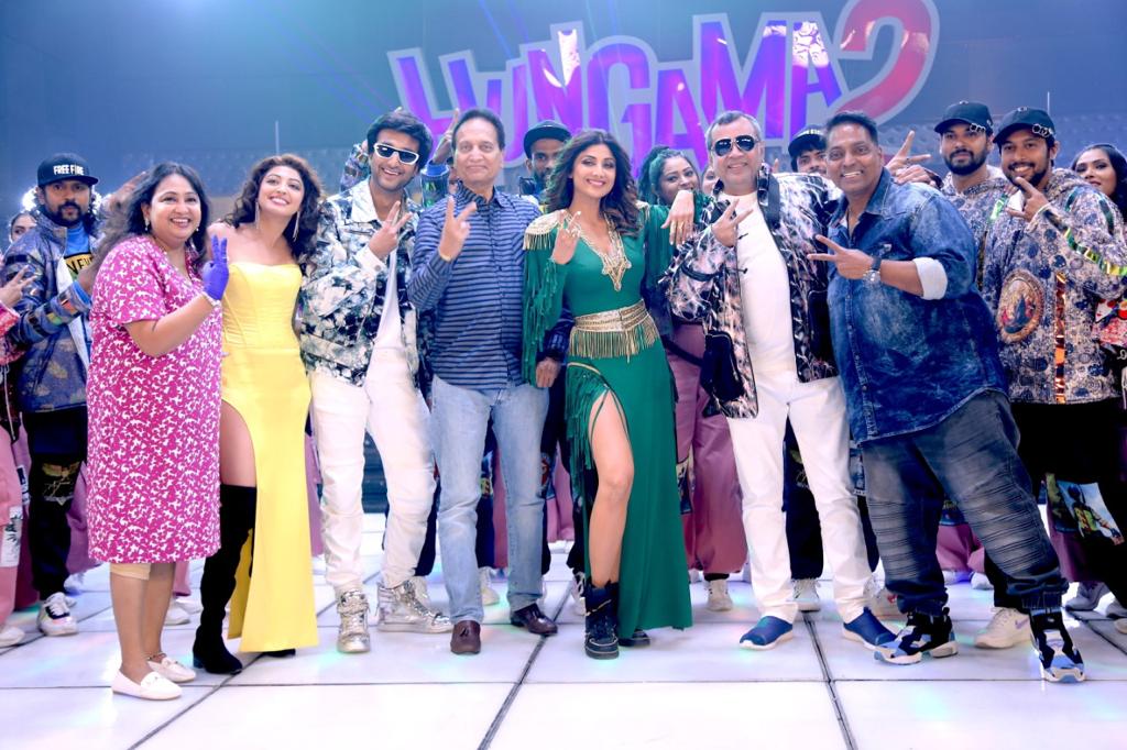 Hungama 2 team - Pranitha Subhash, Meezaan, Ratan Jain, Shilpa Shetty Kundra, Paresh Rawal and Ganesh Acharya on the sets of Hungama 2
