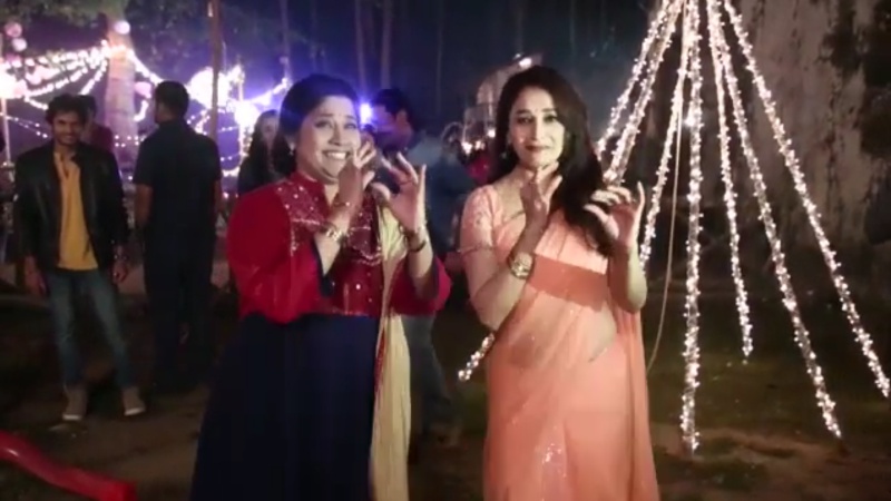 Madhuri Dixit, Renuka Shahane recreating ‘Lo Chali Mai’ on Bucket List sets