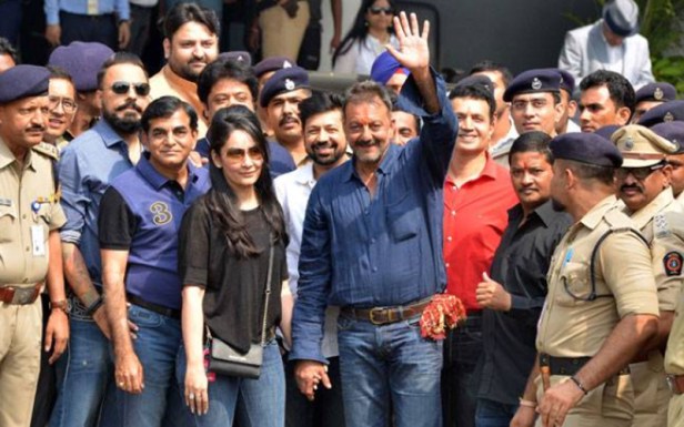 Sanjay Dutt Manyata Dutt with fan's and family in Mumbai after Sanjay Dutt released from Yerwada Jail 