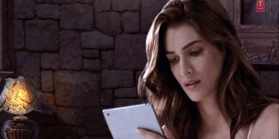 Kriti Sanon in Aao Kabhi Haveli Pe song from Stree