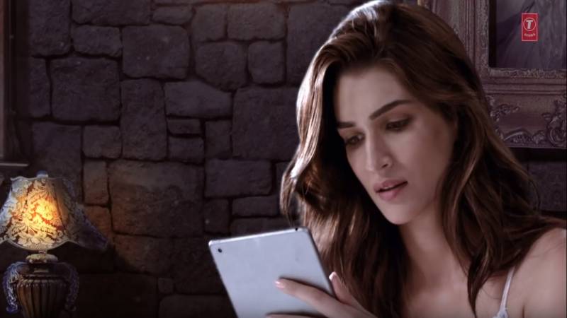 Kriti Sanon in Aao Kabhi Haveli Pe song from Stree