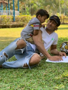 Vidyut Jammwal uses his doodling skills to doodle his Junglee co-star Bhola