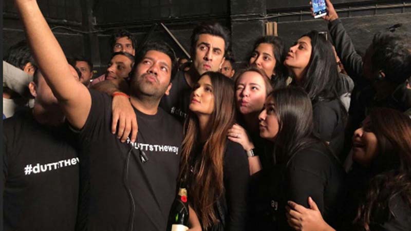 Ranbir Kapoor with team of Dutt Biopic, wraps with a bang!