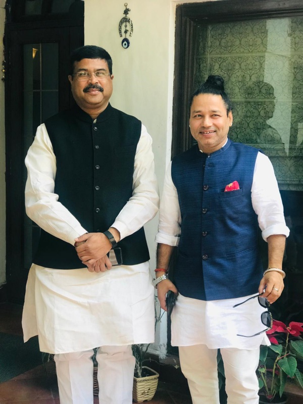Kailash Kher with Union Minister of Petroleum and Natural Gas of India Dharmendra Pradhan for Ujjawala Anthem launch