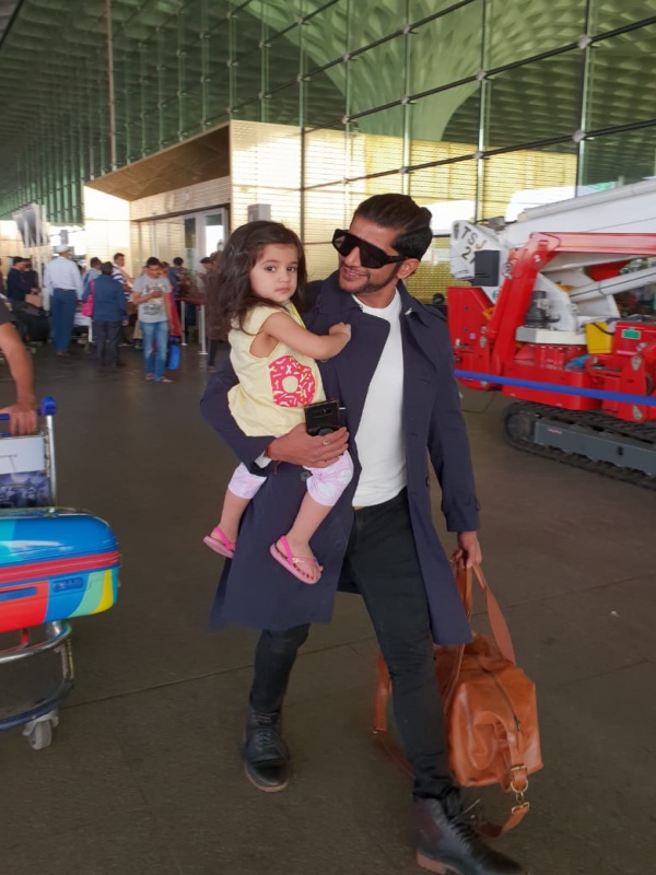 Karanvir Bohra with daughter Vienna at Airport