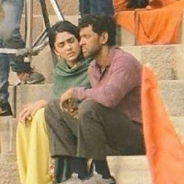 Hrithik Roshan with Mrunal Thakur in Supar 30 at Ganga Ghat