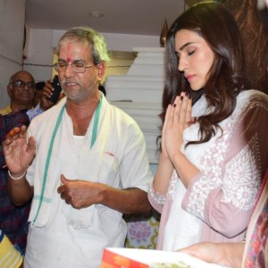 Kriti Sanon performing Mahashivratri Pooja at Shiv Mandir in Santacruz