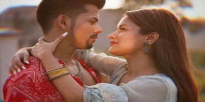 Siddharth Nigam with Avneet Kaur in music video Hone Laga Tumse Pyaar