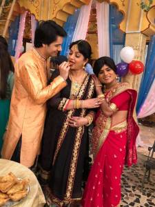 Upasana Singh with team of Jijaji Chhat Per Hain