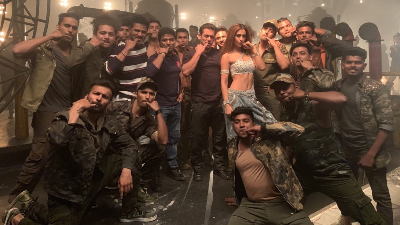 Salman Khan, Disha Patani, Prabhu Deva, Devi Sri Prasad and Seeti Maar team