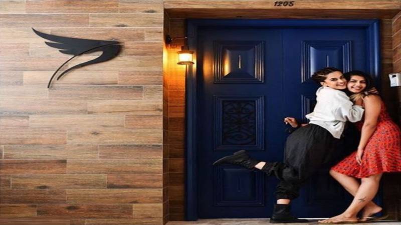 Taapsee Pannu with sister Shagun Pannu at new home
