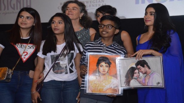 Janhvi Kapoor received Shooting Star of the year award