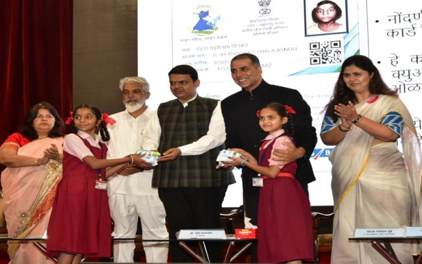 Akshay Kumar and Chief Minister of Maharashtra Devendra Fadnvis at launch of Asmita initiative