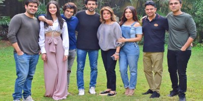 Pati Patni Aur Woh team, (Left to Right) Abhay Chopra, Ananya Panday, Juno Chopra, Katik Aaryan, Renu Chopra, Bhumi Pednekar, Bhushan Kumar and Muddasar Aziz