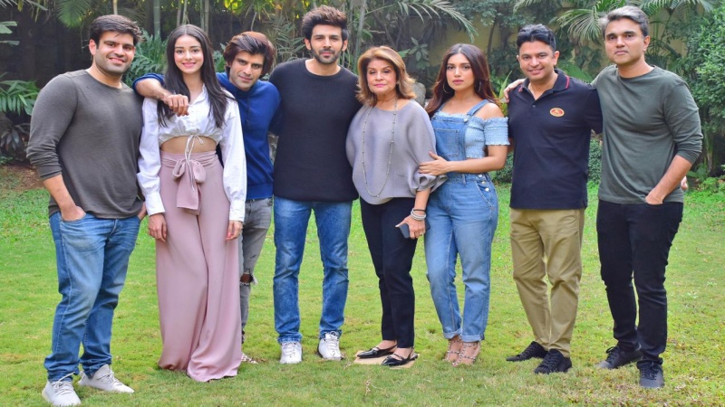 Pati Patni Aur Woh team, (Left to Right) Abhay Chopra, Ananya Panday, Juno Chopra, Katik Aaryan, Renu Chopra, Bhumi Pednekar, Bhushan Kumar and Muddasar Aziz