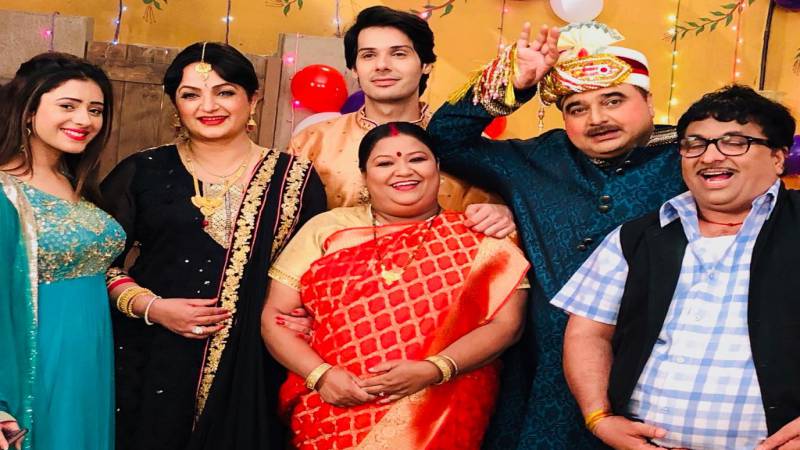 Upasana Singh with team of Jijaji Chhat Per Hain