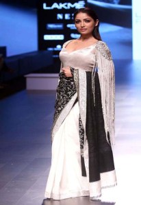Yami Gautam in Lakme fashion week wearing Manish Malhotra's designer Saree