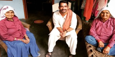 Raunakk Bhinder on sets of Saand Ki Aankh wtih Chandro Tomar and Prakashi Tomar Dadi