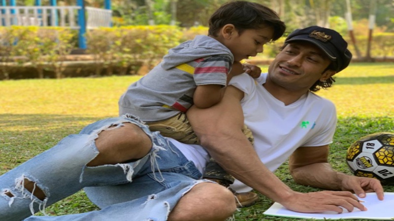 Vidyut Jammwal uses his doodling skills to doodle his Junglee co-star Bhola