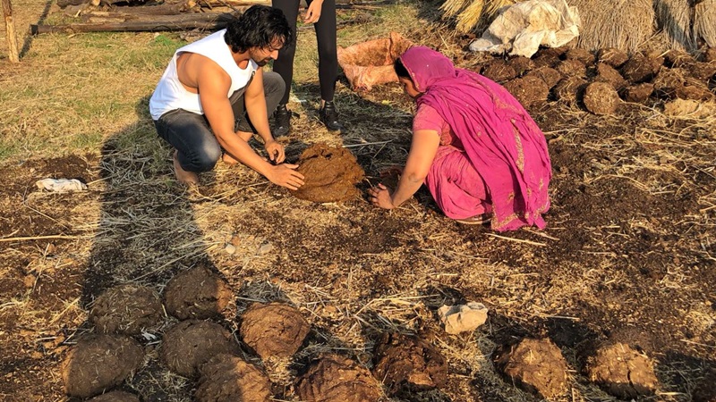 Harshavardhan Rane making dung cakes