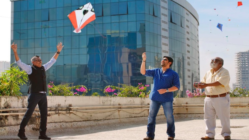 Fraud Saiyaan team Prakash Jha, Arshad Warsi and Saurabh Shukla flying kites