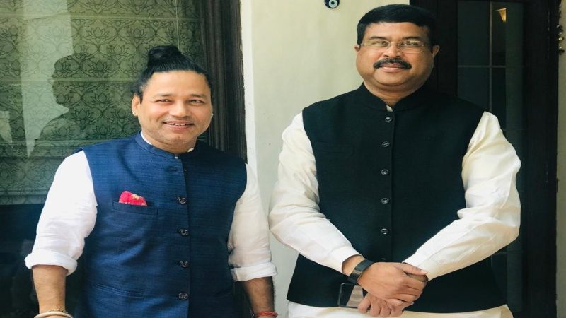 Kailash Kher with Union Minister of Petroleum and Natural Gas of India Dharmendra Pradhan for Ujjawala Anthem launch
