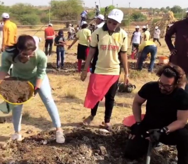 Alia Bhatt with Aamir khan in Latur for Paani Foundation