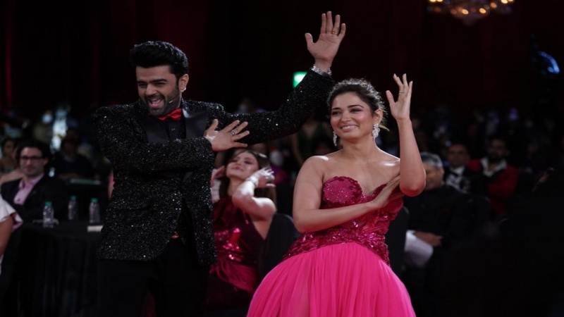 Maniesh Paul with Tamannaah Bhatia at Filmfare Awards 2021