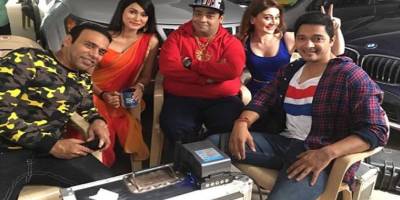 Director Farhad Samji, Neetha Shetty, Kiku Sharda, Shefali Zariwala and Shreyas Talpade on sets of Baby Come Naa