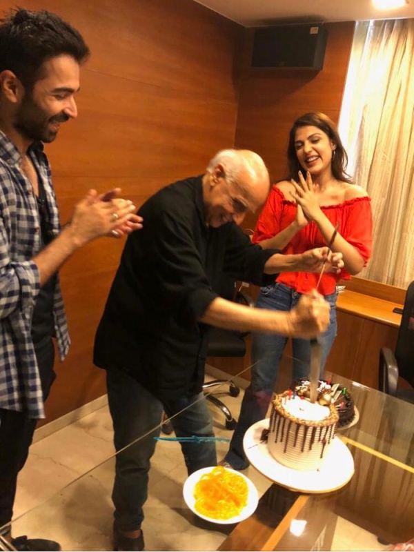 Mahesh Bhatt celebrates his birthday with the cast of Jalebi- Varun Mitra and Rhea Chakraborty