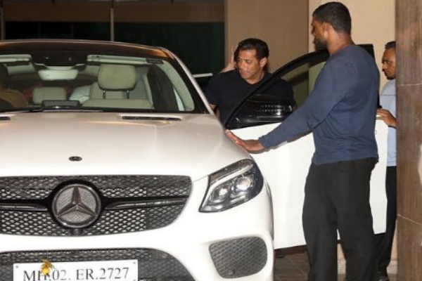 Salman Khan at Ramesh Taurani residence for Race 3 trailer launch success Party