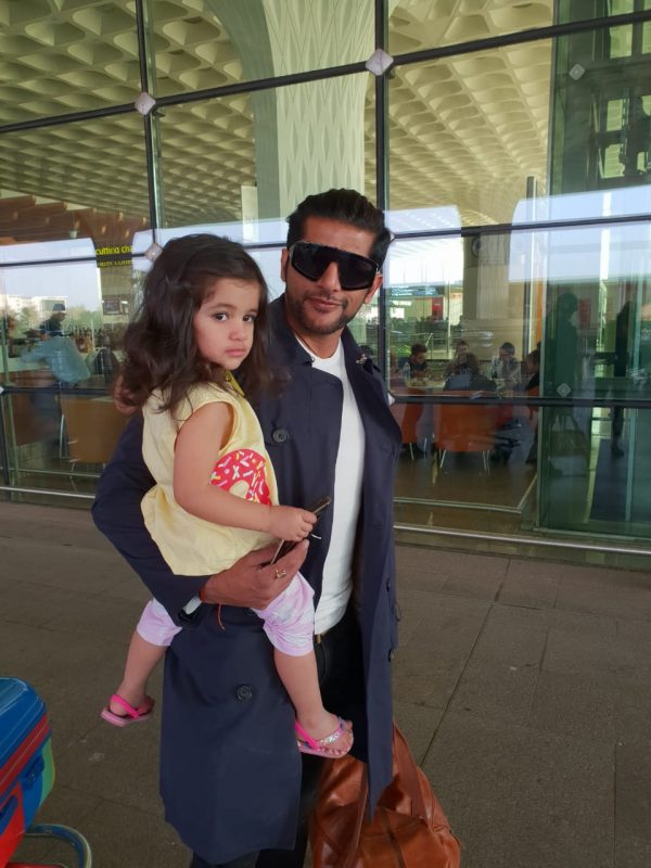 Karanvir Bohra with daughter Vienna at Airport