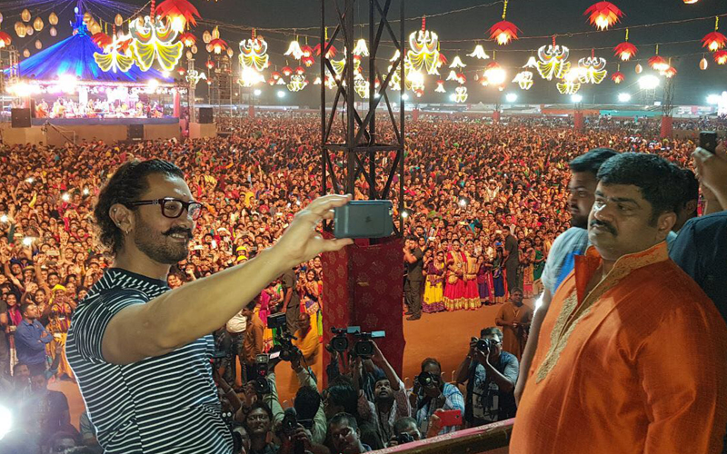 Aamir Khan celebrates Navratri in Baroda