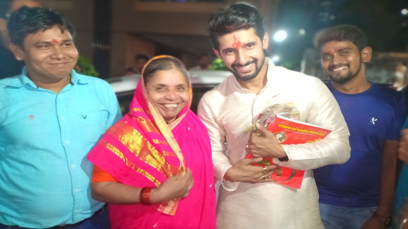 Ravi Dubey visited Lalbaugcha Raja with his Staff