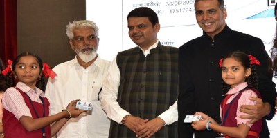 Akshay Kumar and Chief Minister of Maharashtra Devendra Fadnvis at launch of Asmita initiative