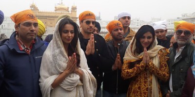 Team Aiyaary- Director Neeraj Pandey, Shital Bhatia, Sidharth Malhotra, Manoj Bajpayee, Rakul Preet Singh and Pooja Chopra at Golden Temple in Amritsar