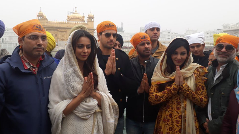 Team Aiyaary- Director Neeraj Pandey, Shital Bhatia, Sidharth Malhotra, Manoj Bajpayee, Rakul Preet Singh and Pooja Chopra at Golden Temple in Amritsar