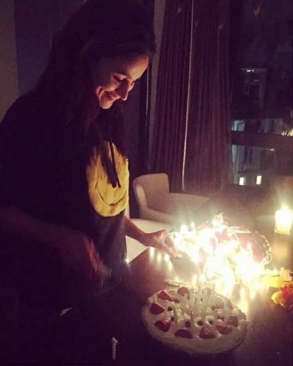 Alia Bhatt cutting cake