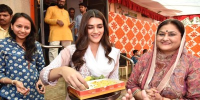 Kriti Sanon with mother at Shiv Mandir in Santacruz