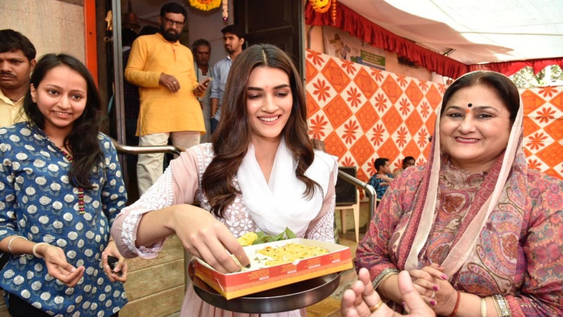 Kriti Sanon with mother at Shiv Mandir in Santacruz
