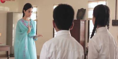 Alia Bhatt with Kids in Ae Watan song in Raazi