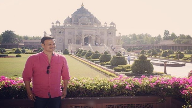 Vivek Oberoi visits Akshardham Temple in Gujarat before start shooting for PM Narendra Modi