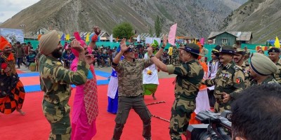 Akshay Kumar spends a day with BSF Jawans